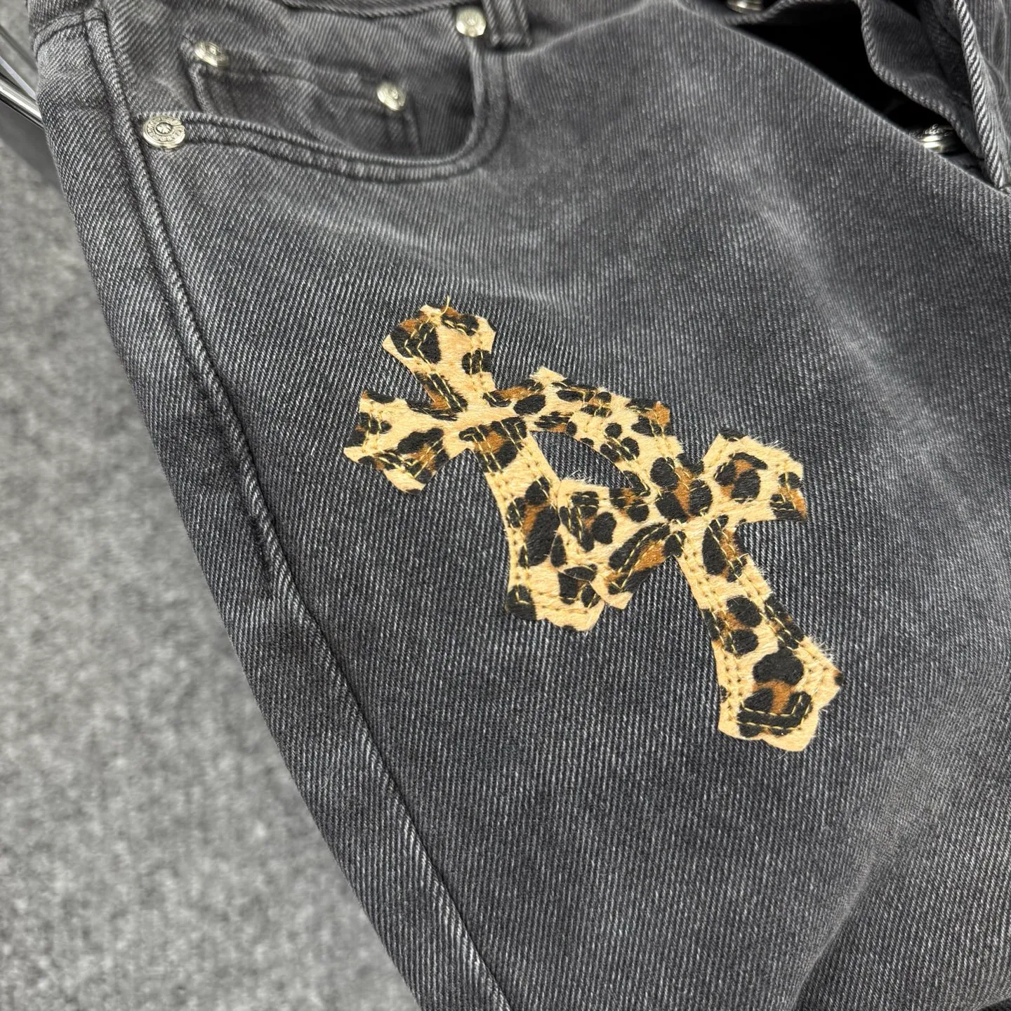P240 model number: H859 Chrome Hearts CH Chrome Hearts black leopard print leather jeans! The counter price is 4W level, the patchwork is embellished with cross patterns, and the jeans are washed! !  An absolutely high-end luxury product, a 1.9W-level god-level single product, a super popular product, made by top heavy industry, a magic weapon that cannot be missed! [About Zangyin] This is an extremely luxurious fashion brand that can also be called the aristocracy of the high street. It has always been an exclusive brand for some hipsters or rich second generations. Compared with ordinary high streets, it is more luxurious and noble. Compared with luxury brands, it has a more fashionable personality and has always been a brand that I have a special liking for. -Color: black -Size: 28-30-32-34-36